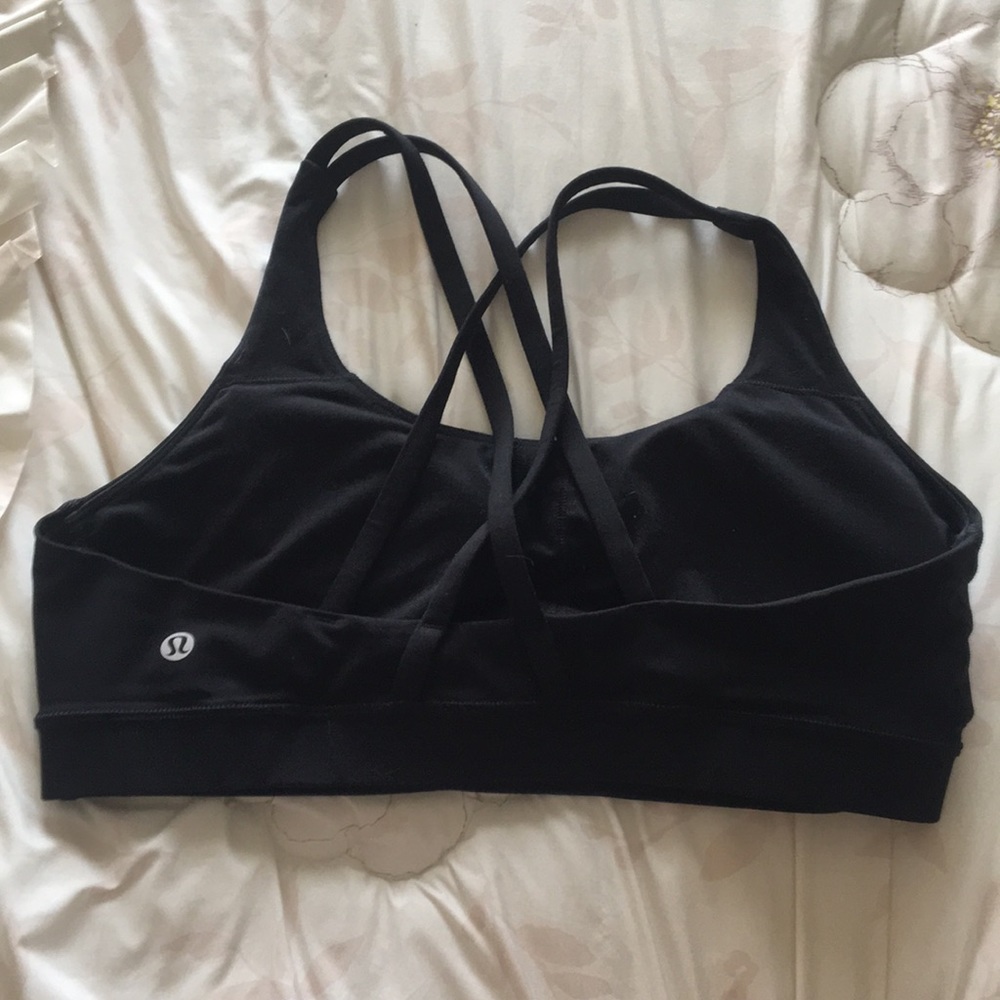 black lululemon sports bra